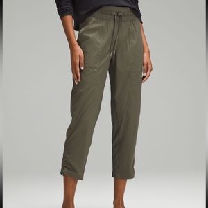 Women’s lululemon dance studio crop